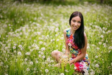 sevimli kadın karahindiba parkta