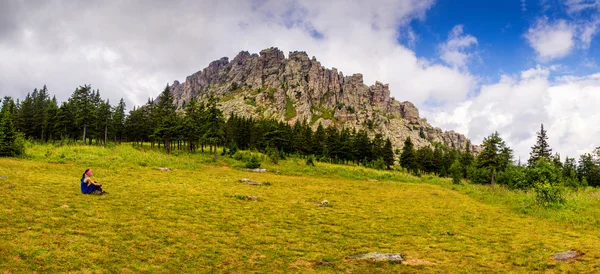 Turista poblíž velké skály — Stock fotografie