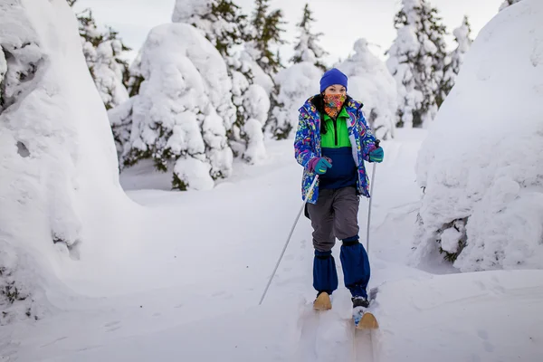 雪に覆われた森の中でスキーヤー — ストック写真