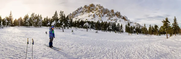 Skiër op besneeuwde een veld in de buurt van de grote rotsen — Stockfoto