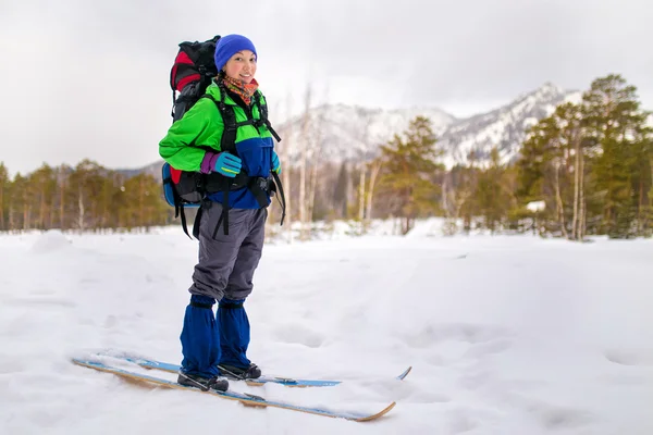 Skifahrerin mit Rucksack in den Bergen — Stockfoto