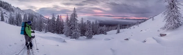 Figyelte a napfelkeltét téli hegyekben síelő — Stock Fotó