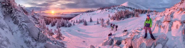 Een groep wandelaars zonsopgang kijken in winter bergen — Stockfoto