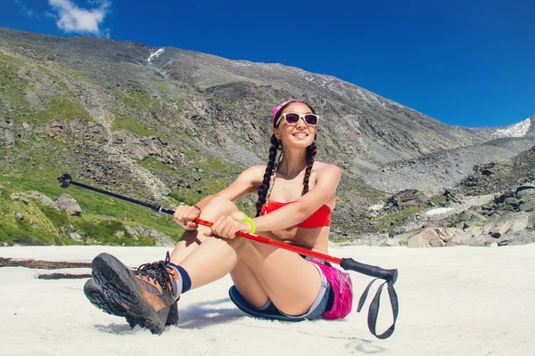 Mujer excursionista en verano en el glaciar de la montaña — Foto de Stock
