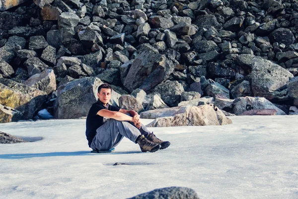 buzulun üstünde bir adam portresi