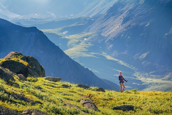 Nő trekking a hegyekben — Stock Fotó