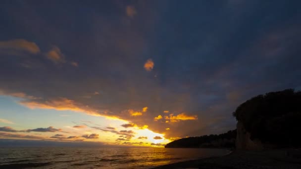 Denizin üzerinde gün batımı gökyüzü — Stok video