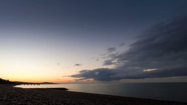 Zonsondergang hemel boven de zee — Stockvideo