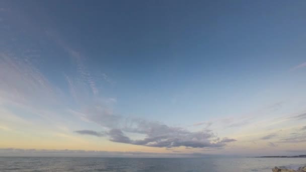 Облака TimeLapse движутся над морем — стоковое видео