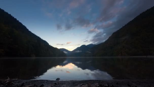 Lago de montaña con niebla — Vídeo de stock