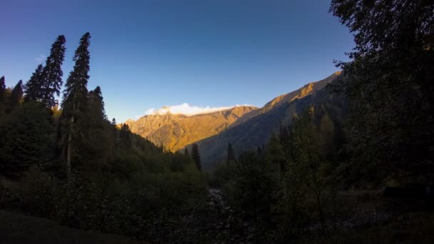 Soluppgång i Kaukasus bergen, timelapse — Stockvideo