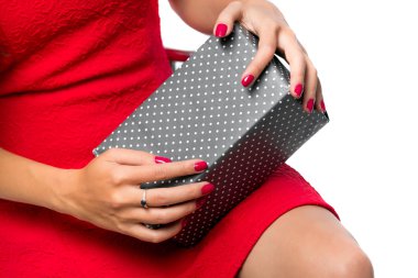 bir hediye kutusu ile eller, yakın çekim