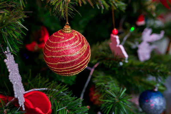 Primer plano de la pelota en un árbol de Navidad decorado —  Fotos de Stock