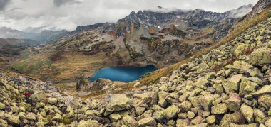 Panoramik göl ve dağların üzerinde kuş uçuş yükseklikten