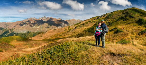Un par de excursionistas en la cresta amarilla en las montañas —  Fotos de Stock