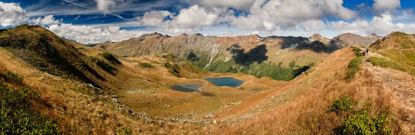 ハイカーと湖と山脈の秋の風景 — ストック写真