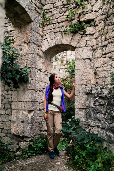 Turista Explorando fortaleza antiga abandonada — Fotografia de Stock