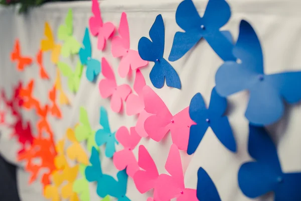 Decoraciones de boda con coloridas mariposas artificiales —  Fotos de Stock