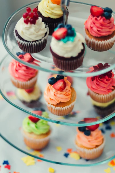 Cupcakes op een gelaagde platen — Stockfoto