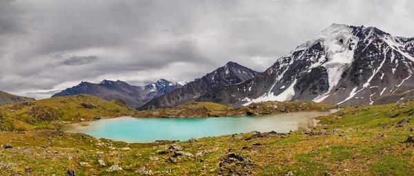 Panoráma, hegyi-völgy gyönyörű tó — Stock Fotó