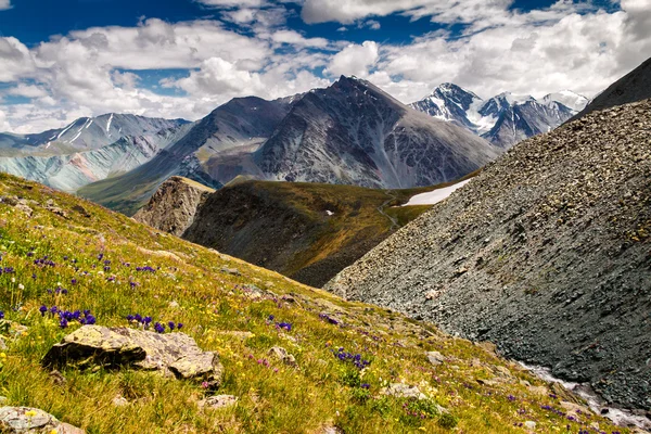 Hiking path in mountains — Stock Photo, Image