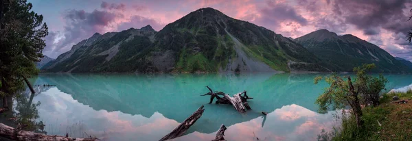 Panoráma, hegyi-völgy gyönyörű tó — Stock Fotó