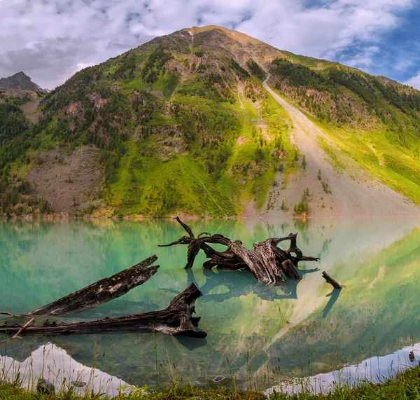 Panorama du magnifique lac dans la vallée de montagne — Photo