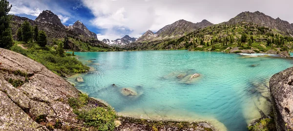 Panorama krásného jezera v horském údolí — Stock fotografie
