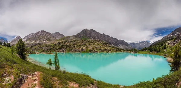 Panorama de belo lago no vale da montanha — Fotografia de Stock