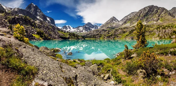 Panorama krásného jezera v horském údolí — Stock fotografie