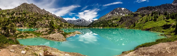Panorama del bellissimo lago nella valle della montagna — Foto Stock