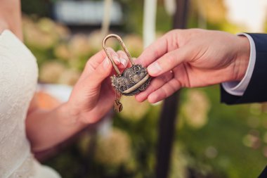 Kalp holding damat ve gelin eller kilit şeklinde.