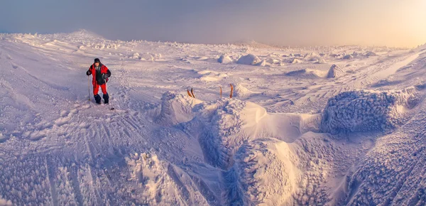 極端な観光ハイキング、雪に覆われた高原 — ストック写真