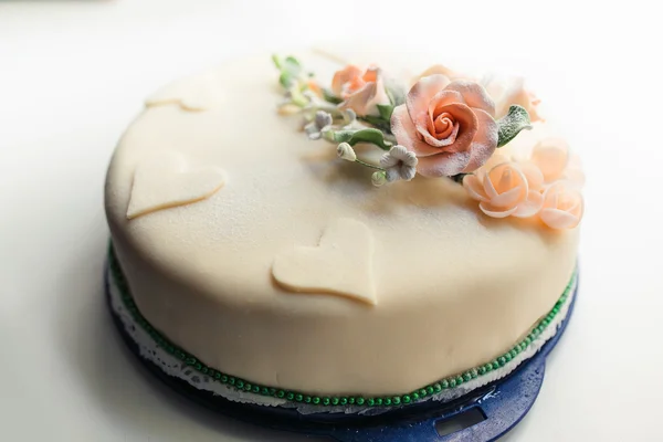 Svatební dort s květina a srdce — Stock fotografie