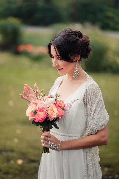 Novia sostiene ramo de boda boho — Foto de Stock