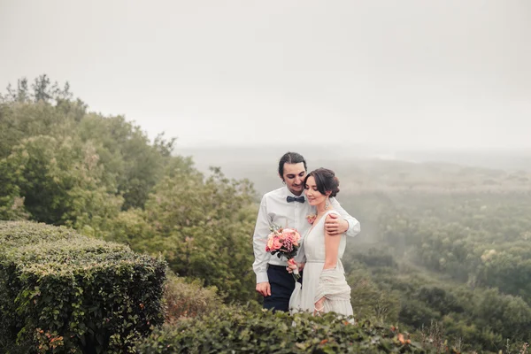 Boho wedding. beautiful couple kissing in park — Stock Photo, Image