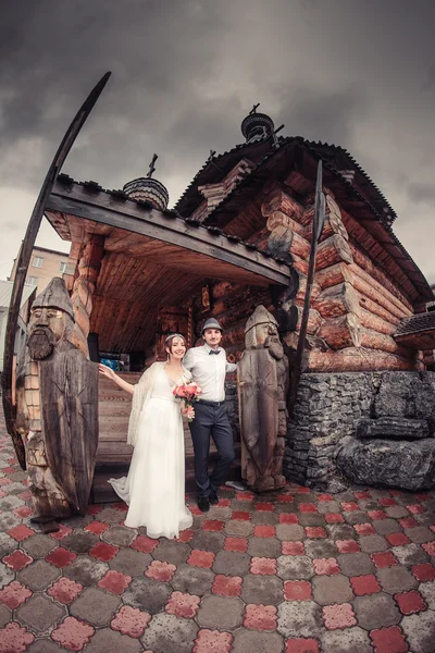 Boho wedding. beautiful couple kissing on wooden veranda — Stock Photo, Image