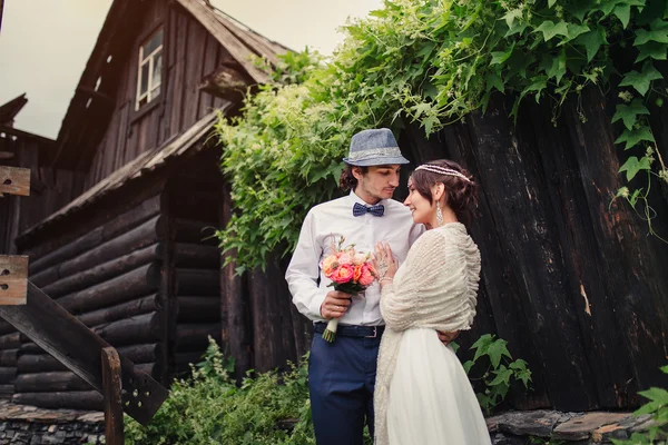 Boho wedding. beautiful couple kissing in park — Stock Photo, Image