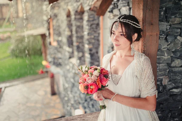 Невеста держит свадебный букет Бохо — стоковое фото