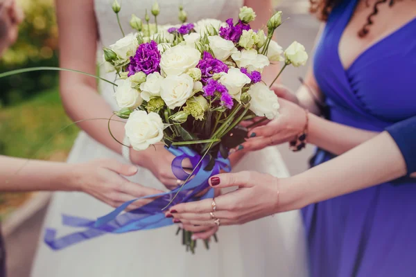 Damigelle d'onore che tengono bouquet di nozze — Foto Stock