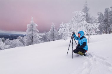 Sisli kış manzara tripod ile fotoğrafçı