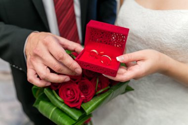 Aşk, nişan ve düğün kavram - bir bo tutan eller Çift