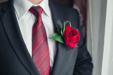 Gelin ceket portre üzerinde kırmızı gül yaka çiçeği