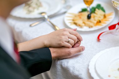 damat ve gelin Ziyafet masada