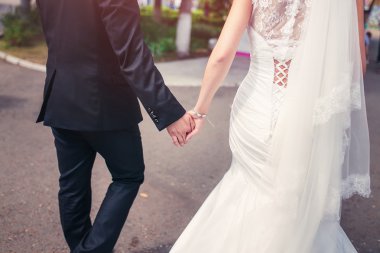 Gelin ve damat tutuşup yürürken