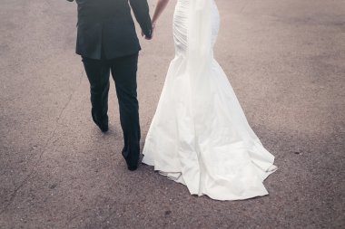 Gelin ve damat tutuşup yürürken