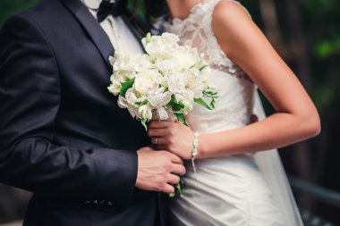 Gelin ve Damat Düğün buket tutan eller yakın çekim