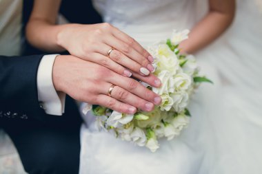 Gelin ve Damat Düğün buket tutan eller yakın çekim