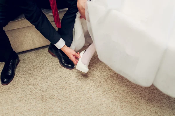 Vőlegény menyasszony visel cipő segít — Stock Fotó