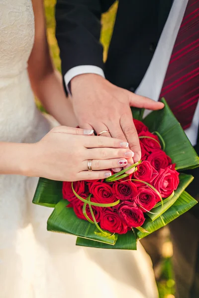 Kezek és gyűrűk az esküvői csokron — Stock Fotó